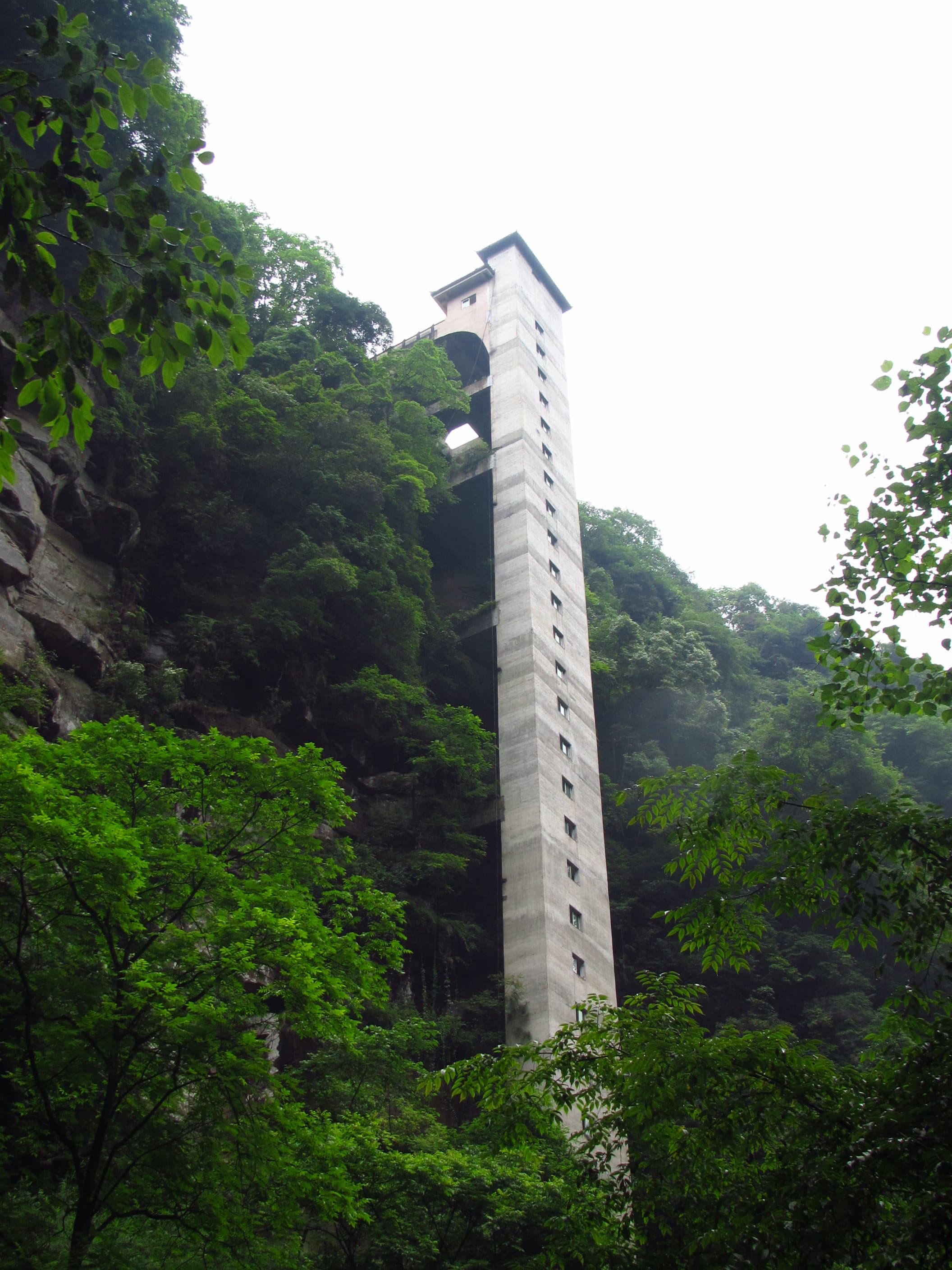碧峰峡青翠峡谷与溪流